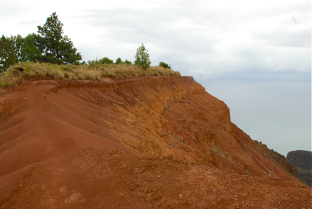 Trail to the Nuâ€™alolo Lookout