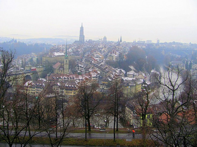 Overview of the city and the Aar river that hems it in.