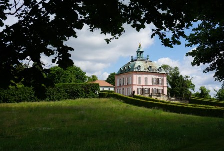 This is the "Little Pheasant Castle" apparently -- IIRC, this was sort of the hang-out when the nobles would go hunting on the castle grounds.